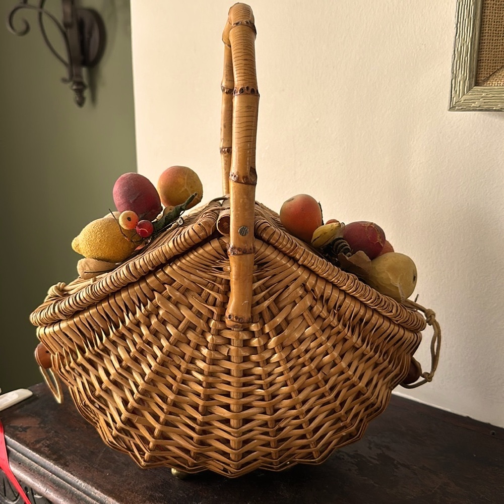 Adorable 1940s/1950s Fruit wicker basket purse